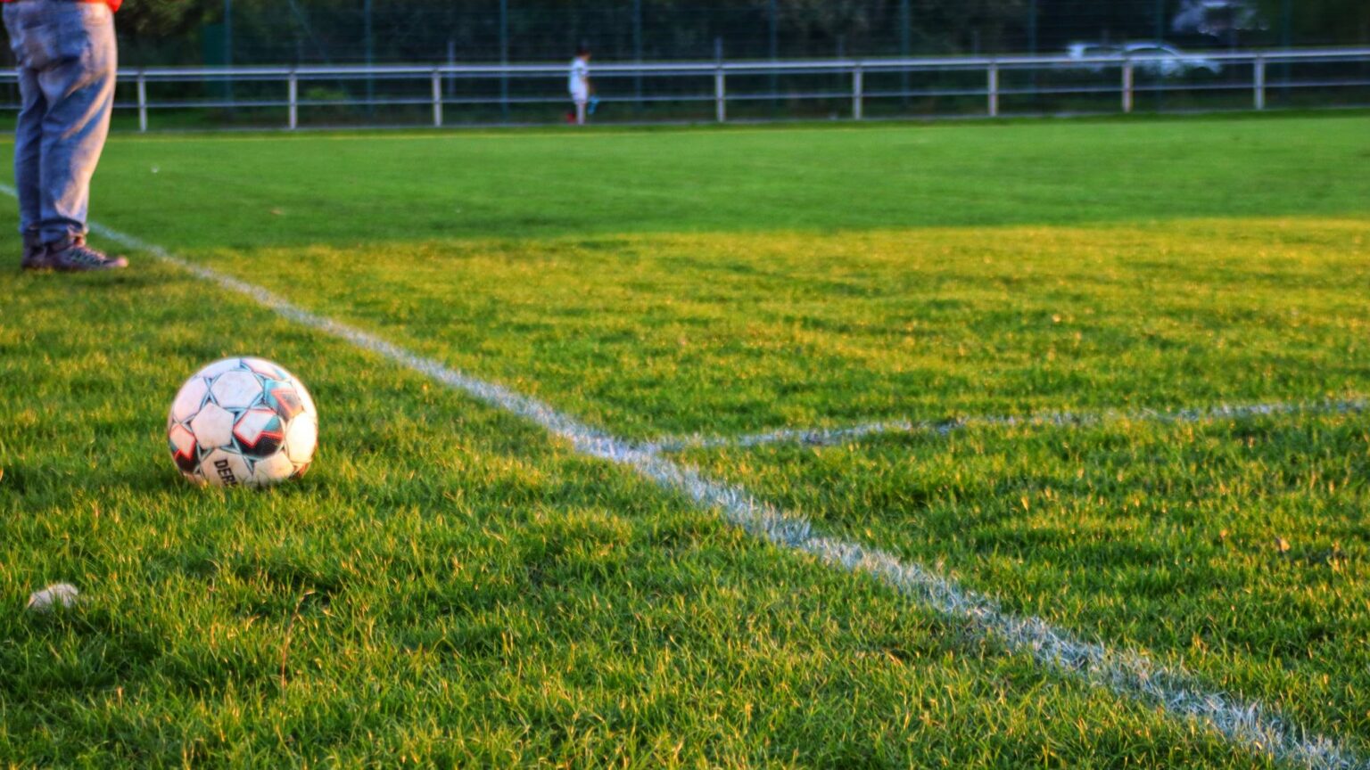 Ein Fußball liegt am Spielfeldrand